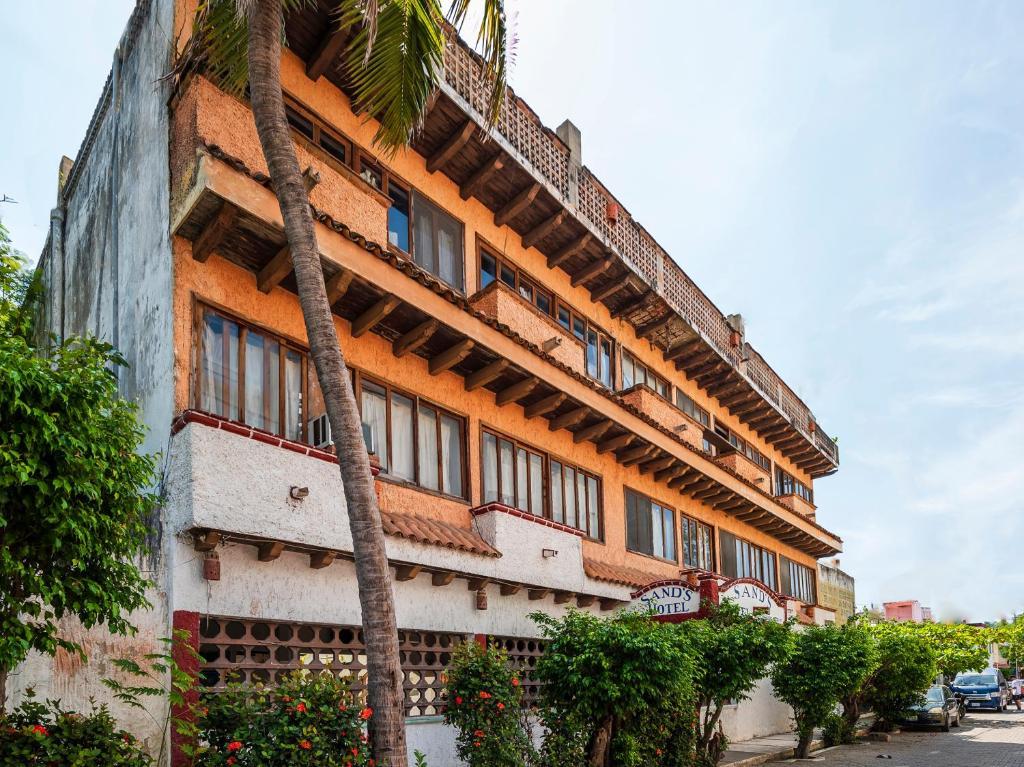 Oyo Hotel Sands Barra de Navidad Bagian luar foto