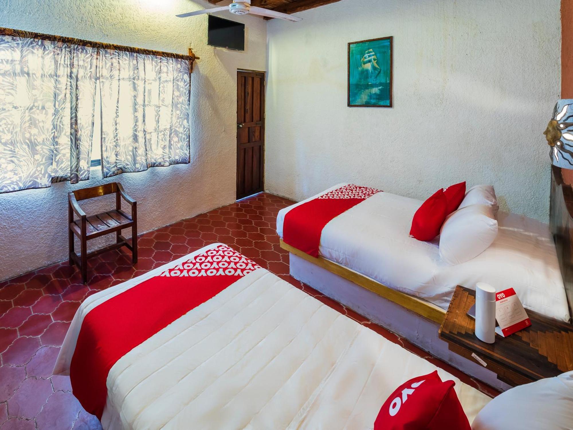 Oyo Hotel Sands Barra de Navidad Bagian luar foto