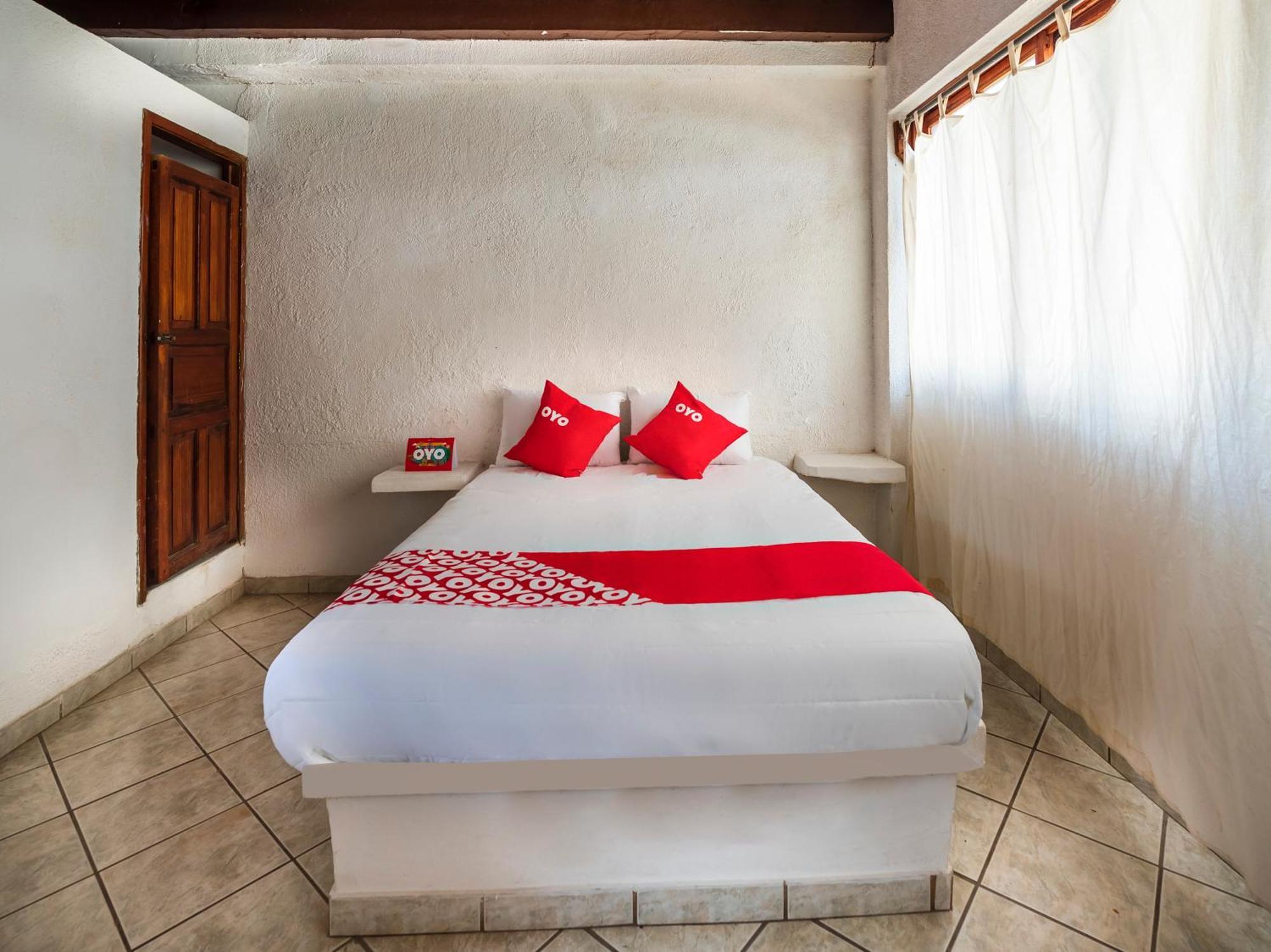 Oyo Hotel Sands Barra de Navidad Bagian luar foto